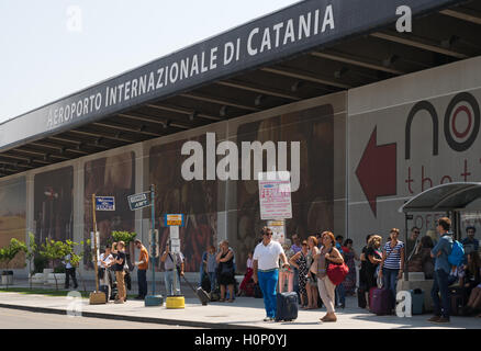 Les passagers qui attendent les bus pour l'aéroport international de Catane, Sicile, Italie, Europe Banque D'Images