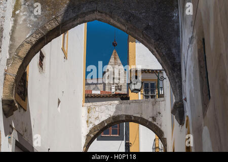 Rue étroite et arch Evora Portugal Alentejo Banque D'Images