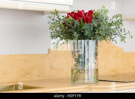 Le bel arrangement de fleurs dans un vase en verre clair Banque D'Images