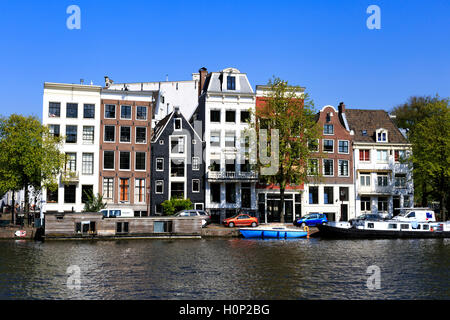 Vue générale de bâtiments le long du canal à Amsterdam Banque D'Images