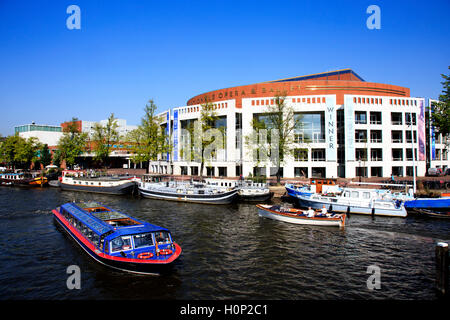 Le passage des bateaux de tourisme Amsterdam Nationale Opera & Ballet chambre à côté du Canal Amstel Banque D'Images