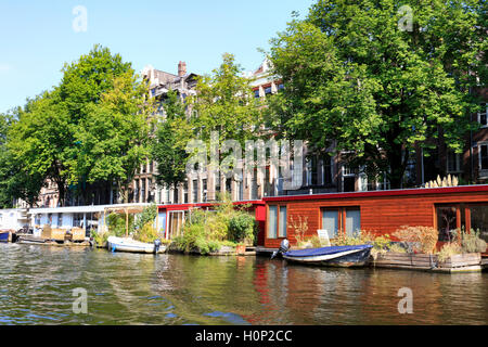 Vue générale de bâtiments le long du canal à Amsterdam Banque D'Images