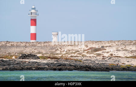 Fuerteventura, Îles Canaries, Afrique du Nord, Espagne : vue de l'El Toston Phare vu de la petite baie de Caleta de la Aduana, Océan Atlantique Banque D'Images