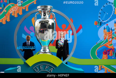 Nouveau président de l'UEFA Aleksander il (à droite) aux côtés de la maire de Londres Sadiq Kahn (à gauche) au cours de l'UEFA EURO 2020 Lancement de l'événement à Londres l'Hôtel de Ville. Banque D'Images