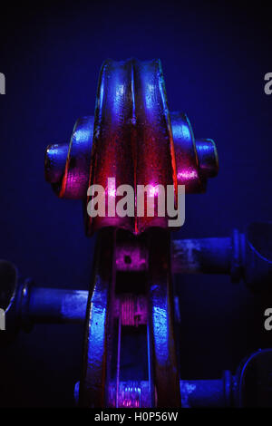Studio de la composition d'un vieux violon poussiéreux, bleu et violet à partir de l'éclairage de côté, vue rapprochée sur faire défiler. Banque D'Images
