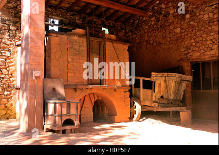 Four d'ocre Roussillon usine où a été traité le minerai à produire des produits comme colorant pour peinture ou diverses autres applications Banque D'Images