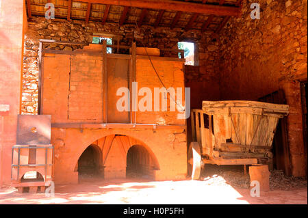 Four d'ocre Roussillon usine où a été traité le minerai à produire des produits comme colorant pour peinture ou diverses autres applications Banque D'Images