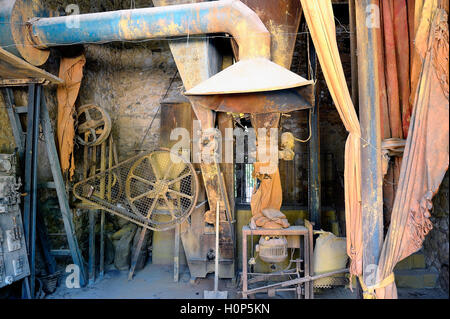 Un atelier ocre Roussillon usine où a été traité le minerai à produire des produits comme colorant pour peinture Banque D'Images