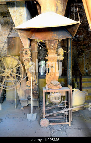 Un atelier ocre Roussillon usine où a été traité le minerai à produire des produits comme colorant pour peinture Banque D'Images