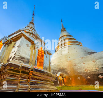 Crépuscule sur Le chedi doré (stupa) du temple Wat Phra Singh, le temple le plus vénéré de Chiang Mai, Thaïlande. Banque D'Images