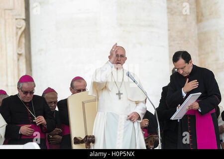 Pape Francis offre sa bénédiction qu'il célèbre son audience générale hebdomadaire sur la Place Saint Pierre dans la Cité du Vatican, Vatican. (Photo de Giuseppe Ciccia / Pacific Press) Banque D'Images