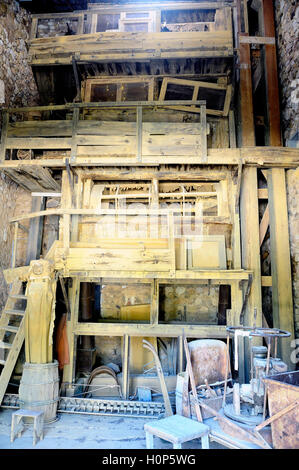 Un atelier ocre Roussillon usine où a été traité le minerai à produire des produits comme colorant pour peinture Banque D'Images