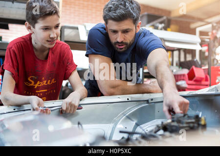 Fixation moteur voiture père fils Banque D'Images