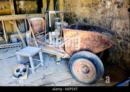 Un atelier ocre Roussillon usine où a été traité le minerai à produire des produits comme colorant pour peinture Banque D'Images