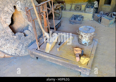 Un atelier ocre Roussillon usine où a été traité le minerai à produire des produits comme colorant pour peinture Banque D'Images