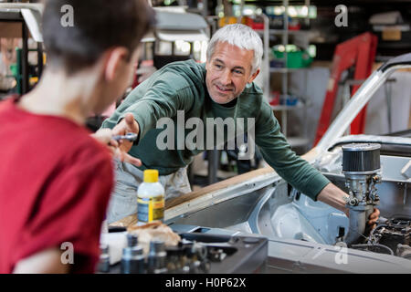 Père Fils la reconstruction de moteur de voiture classique Banque D'Images