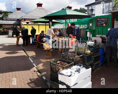 Manger des fruits de mer Fruits de mer d'Oban Hut sur quai ferroviaire Oban Argyll and Bute, Ecosse Banque D'Images