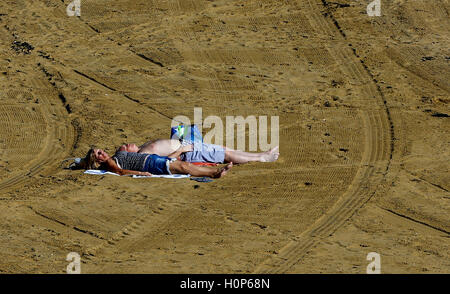 Un couple profitez de l'après-midi, soleil sur la plage à Broadstairs, Kent. Banque D'Images