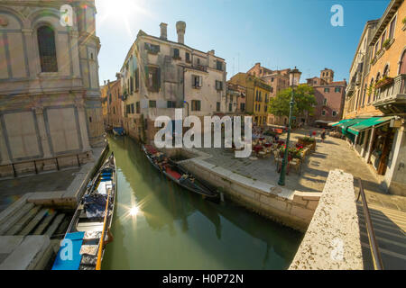 Un restaurant sur une place de Venise. Banque D'Images