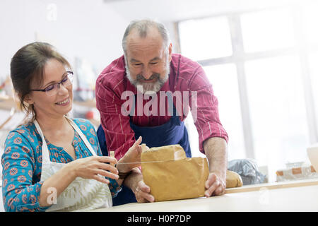 Bloc de coupe couple studio de poterie argile Banque D'Images