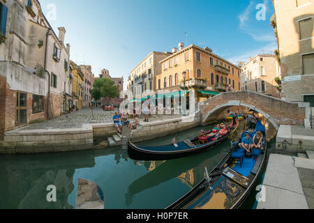 Un restaurant sur une place de Venise. Banque D'Images