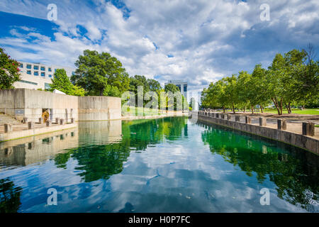 Lac au parc Marshall, dans Uptown Charlotte, Caroline du Nord. Banque D'Images