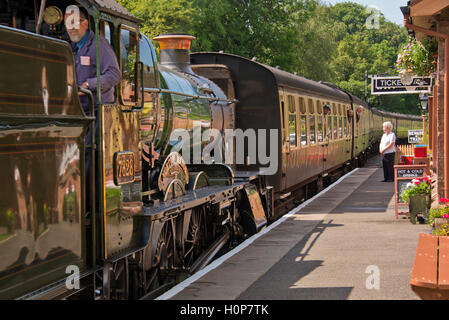 Locomotive à vapeur 7828 (Norton Manor) arrivant à Crowecombe Heathfield station sur le chemin de fer dans le Somerset Somerset Ouest Banque D'Images