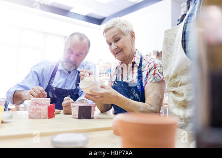 Atelier De Poterie Peinture senior couple Banque D'Images