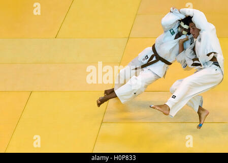 Deux hommes pratique du judo Banque D'Images