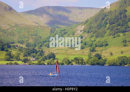 La voile a navigué orange ci-dessous. Glencoyne Stybarrow près de Dod Ullswater, Penrith, le Parc National du Lake District, Cumbria, Royaume-Uni. Banque D'Images