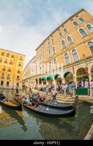 Les personnes en attente d'une gondole à Venise, Italie Banque D'Images