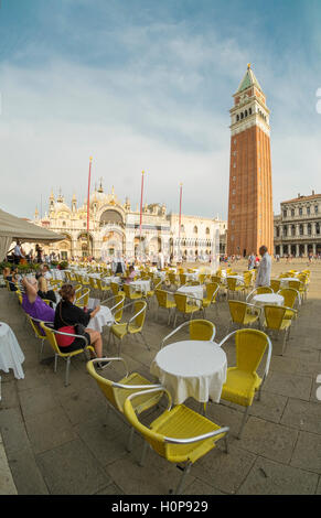 Les gens de prendre le petit déjeuner dans la place Saint-Marc, Venise, Italie Banque D'Images