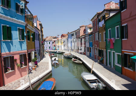 Beaux bâtiments multicolores la ligne dans l'île de Burano, canel Venise Italie Banque D'Images