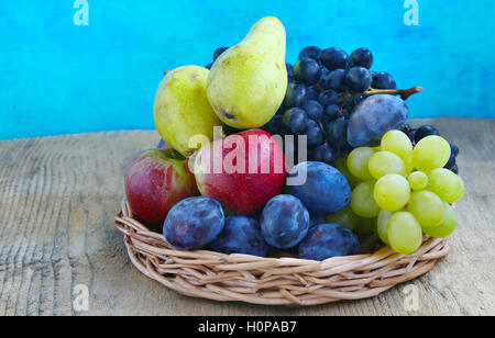 Fruits d'automne assortiment de raisins, prunes, poires et pommes Banque D'Images