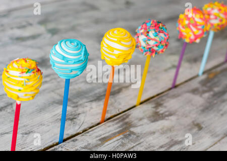 Rangée de sucettes de gâteau. Banque D'Images