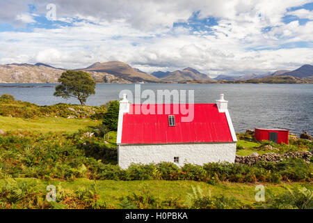Gîte au toit rouge, le Loch Torridon, Wester Ross, Scotland. Banque D'Images