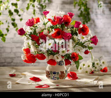 Bouquet de fleurs roses, coquelicots y compris Banque D'Images