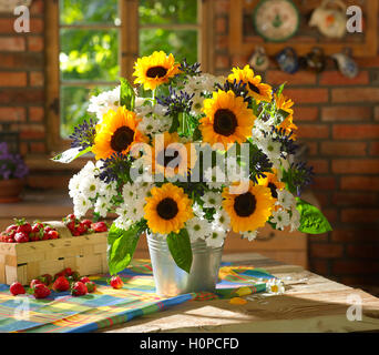 Bouquet de fleurs y compris le tournesol, chrysanthèmes. Banque D'Images