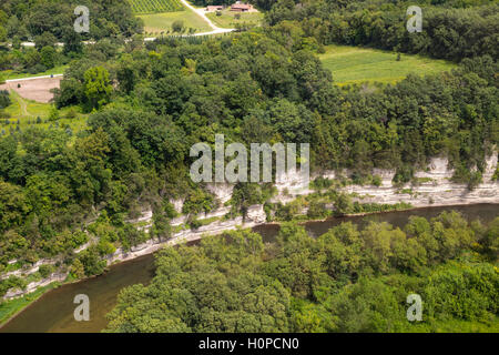 Vue aérienne de la partie supérieure de l'Iowa River bluffs dans le nord-est de l'Iowa sur une belle journée d'été. Banque D'Images