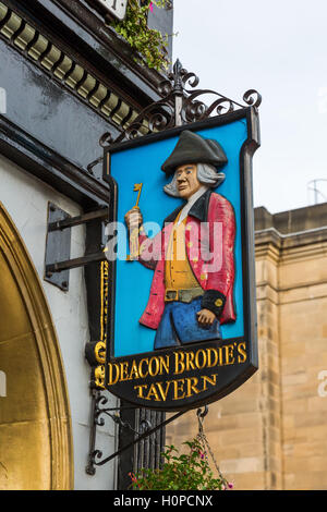 Inscrivez-vous à Deacon Brodies Tavern sur le Royal Mile à Édimbourg, Écosse Banque D'Images