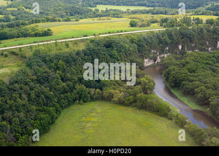 Vue aérienne de la partie supérieure de l'Iowa River bluffs dans le nord-est de l'Iowa sur une belle journée d'été. Banque D'Images