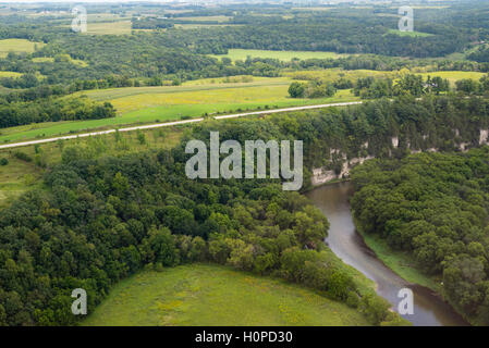 Vue aérienne de la partie supérieure de l'Iowa River bluffs dans le nord-est de l'Iowa sur une belle journée d'été. Banque D'Images