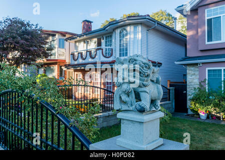 Chinese lion en pierre en face de la maison, Vancouver, British Columbia, Canada Banque D'Images