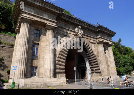 Les cyclistes venant de la colline du Château Tunnel dans Clark Adam ter (Square), Budapest, Hongrie Banque D'Images