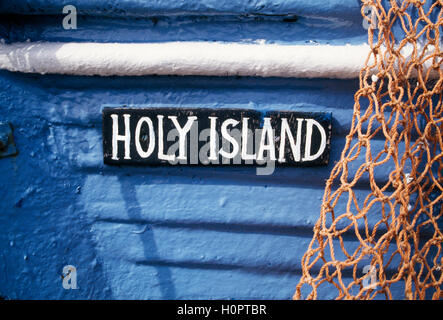 Détail de la main nom 'Holy Island' sur un petit bateau de pêche sur l'île de Lindisfarne (saints). Banque D'Images