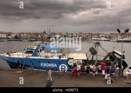 Les bateaux de pêche au port de Cambrils, Costa Dorada, Tarragona, Catalogne, Espagne Banque D'Images