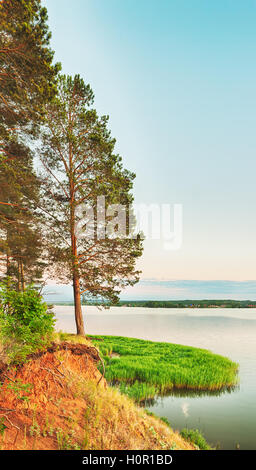 Coucher de soleil sur la rivière. Un paysage extraordinaire. Panorama Banque D'Images