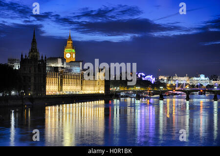 Les chambres du Parlement Westminster London la nuit avec Westminster Bridge Banque D'Images