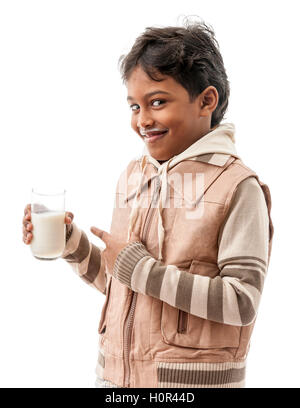 Happy Boy avec du lait isolé sur fond blanc Banque D'Images