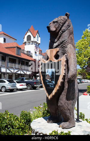 Lake Arrowhead, USA - 16 août 2015 : Lake Arrowhead village principal salon par une chaude journée d'été Banque D'Images